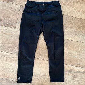 Like New Athleta Black XS Sonar Capri Workout Leggings 21 inch